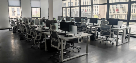 免费上门回收大量员工桌椅，办公楼家具